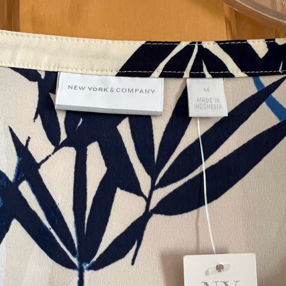 Blouse made by New York & Co.  brand new with tag still attached. - Picture 2 of 3